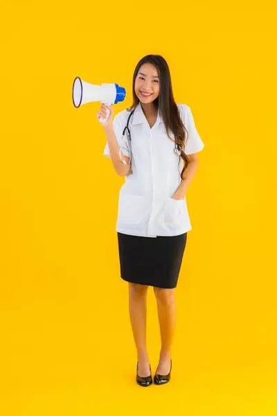 Portrét Krásný Mladý Asijské Lékař Žena Použití Megaphone Žluté Izolované — Stock fotografie