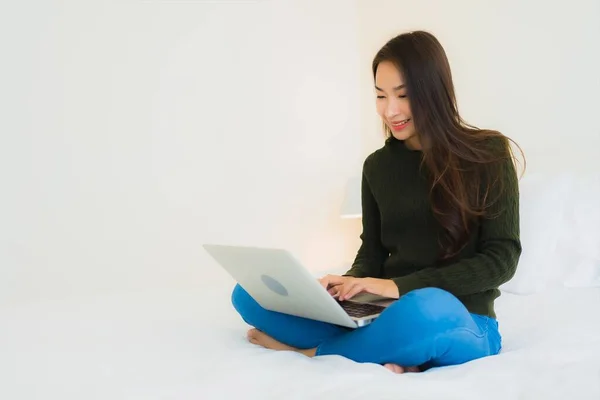 Porträtt Vacker Ung Asiatisk Kvinna Med Laptop Och Kaffekopp För — Stockfoto