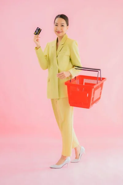 Портрет Красивая Молодая Азиатская Женщина Корзиной Супермаркета Цветном Фоне — стоковое фото
