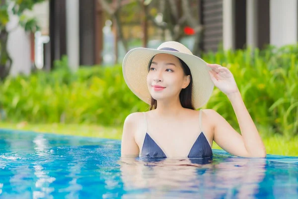 Retrato Hermosa Joven Mujer Asiática Relajarse Disfrutar Sonrisa Alrededor Piscina —  Fotos de Stock
