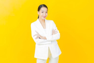 Portre güzel Asyalı kadın gülümsüyor. Renkli arka planda hareket var.