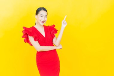 Portre güzel Asyalı kadın gülümsüyor. Renkli arka planda hareket var.