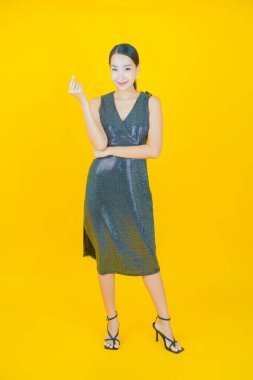 Portre güzel Asyalı kadın gülümsüyor. Renkli arka planda hareket var.