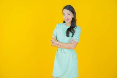 Portre güzel Asyalı kadın gülümsüyor. Renkli arka planda hareket var.