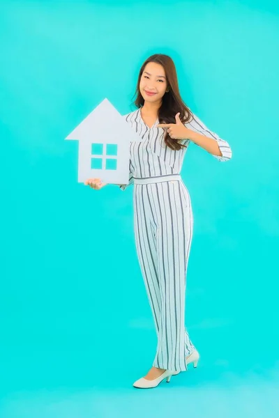Retrato Hermosa Joven Asiática Mujer Mostrar Casa Casa Signo Sobre — Foto de Stock