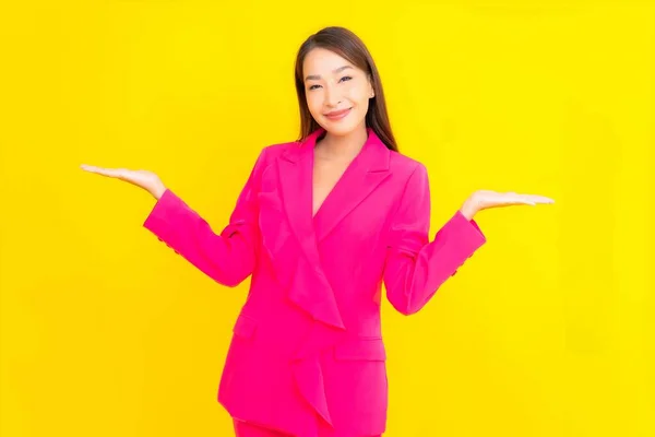 Portret Piękna Młoda Azjatycka Kobieta Uśmiech Akcji Żółtym Tle Kolor — Zdjęcie stockowe