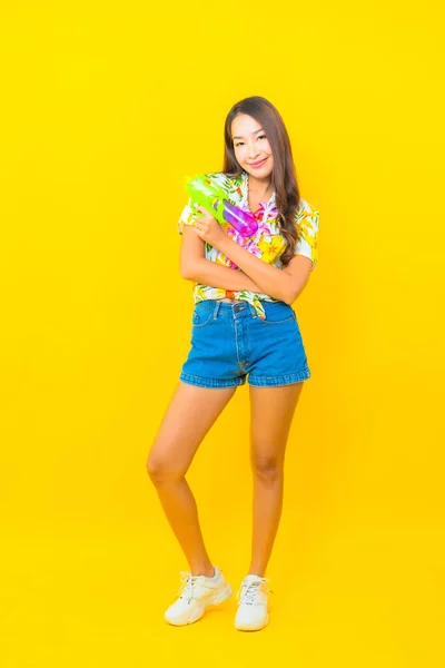 Porträtt Vacker Ung Asiatisk Kvinna Bära Färgglada Skjorta Med Vattenpistol — Stockfoto