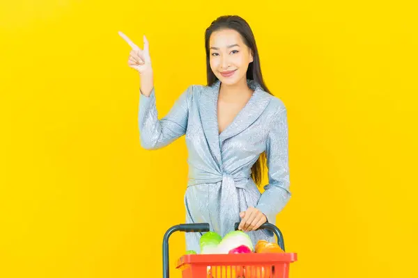 Портрет Красивая Молодая Азиатская Женщина Улыбка Корзиной Супермаркета Желтом Фоне — стоковое фото