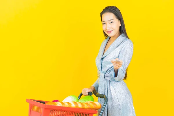 Portret Piękna Młoda Azjatycka Kobieta Uśmiech Koszyka Spożywczego Supermarketu Żółtym — Zdjęcie stockowe