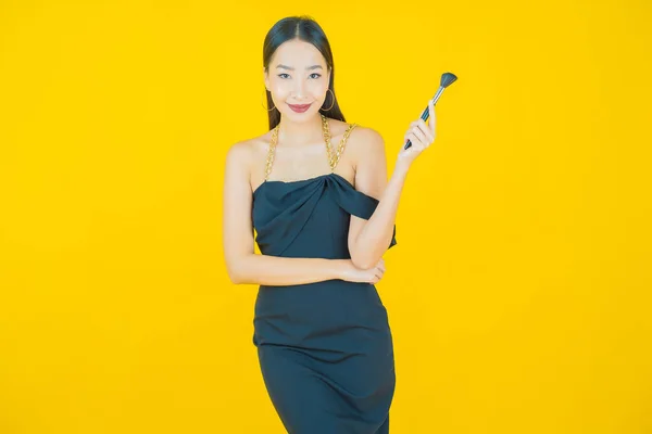 Portret Mooie Jonge Aziatische Vrouw Met Make Borstel Cosmetische Kleur — Stockfoto