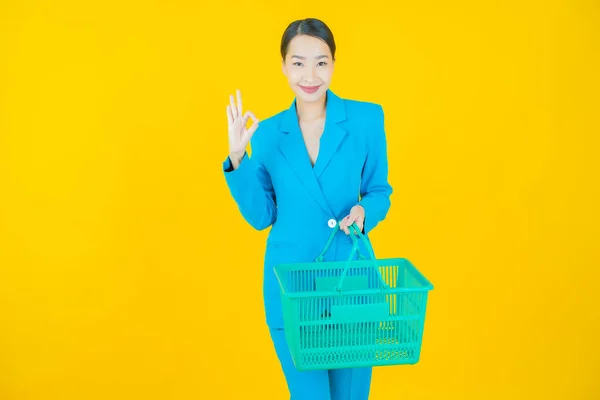 Porträtt Vacker Ung Asiatisk Kvinna Leende Med Matvarukorg Från Snabbköpet — Stockfoto