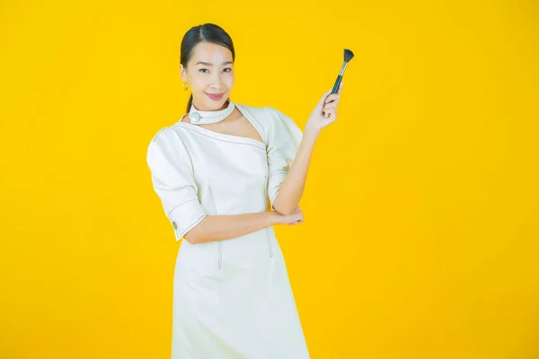 Porträtt Vacker Ung Asiatisk Kvinna Med Make Borste Kosmetika Färg — Stockfoto