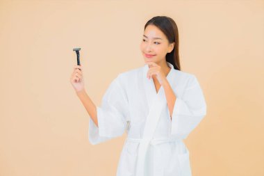 Geçmişinde traş olan güzel bir Asyalı kadın portresi.