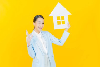 Ev ya da kağıt tabelalı güzel Asyalı kadın portresi