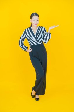 Portre güzel Asyalı kadın gülümsüyor. Renkli arka planda hareket var.