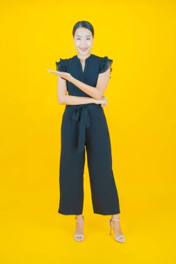 Portre güzel Asyalı kadın gülümsüyor. Renkli arka planda hareket var.