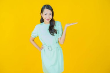 Portre güzel Asyalı kadın gülümsüyor. Renkli arka planda hareket var.