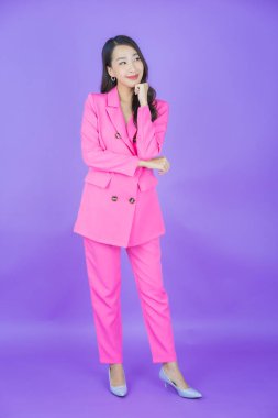 Portre güzel Asyalı kadın gülümsüyor. Renkli arka planda hareket var.