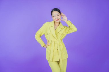 Portre güzel Asyalı kadın gülümsüyor. Renkli arka planda hareket var.