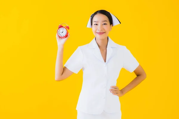 Retrato Hermosa Joven Asiática Mujer Tailandesa Enfermera Mostrar Reloj Alarma — Foto de Stock