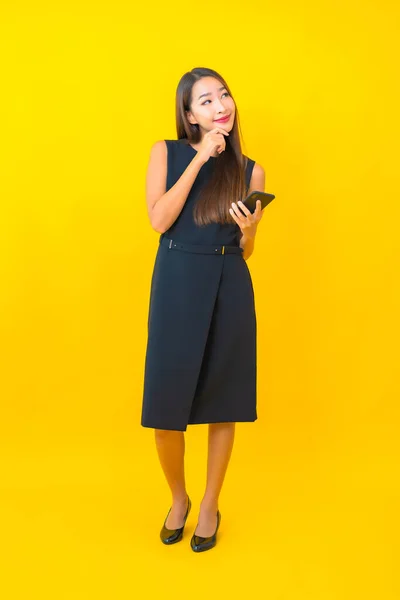 Porträtt Vacker Ung Asiatisk Affärskvinna Med Kaffekopp Och Smart Mobiltelefon — Stockfoto