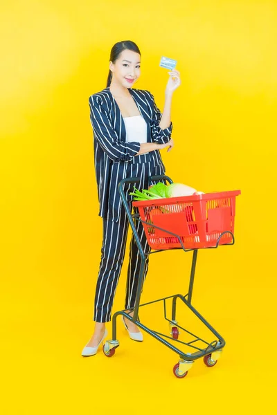 Retrato Bonito Jovem Asiático Mulher Sorriso Com Mercearia Cesta Supermercado — Fotografia de Stock