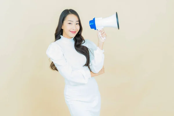 Porträt Schöne Junge Asiatische Frau Lächeln Mit Megafon Auf Farbigem — Stockfoto