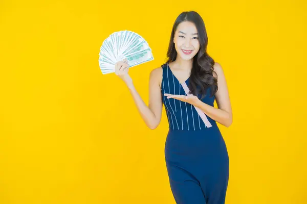 Retrato Hermosa Joven Asiática Mujer Sonrisa Con Montón Dinero Efectivo —  Fotos de Stock