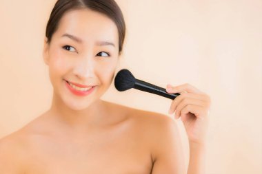 Güzellik kaplıcaları ve kozmetik makyaj anlayışı olan Asyalı güzel bir kadın portresi.