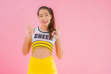 Pembe izole edilmiş arka planda güzel Asyalı genç bir amigo kız portresi.