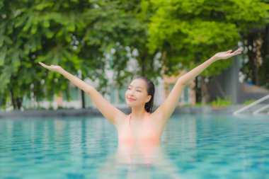 Güzel bir Asyalı kadın portresi. Rahatlayın. Rahatınıza bakın.