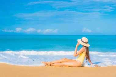 Güzel bir Asyalı kadın portresi. Rahatlayın. Gülümseyin.