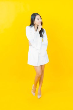 Portre güzel Asyalı kadın gülümsüyor. Renkli arka planda hareket var.