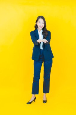 Portre güzel Asyalı kadın gülümsüyor. Renkli arka planda hareket var.