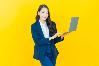 Asyalı güzel bir kadının portresi bilgisayarla izole edilmiş arka planda gülümsüyor.