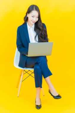 Asyalı güzel bir kadının portresi bilgisayarla izole edilmiş arka planda gülümsüyor.