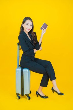 Çantalı ve pasaportlu güzel Asyalı kadın seyahate hazır.