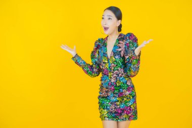 Portre güzel Asyalı kadın gülümsüyor. Renkli arka planda hareket var.