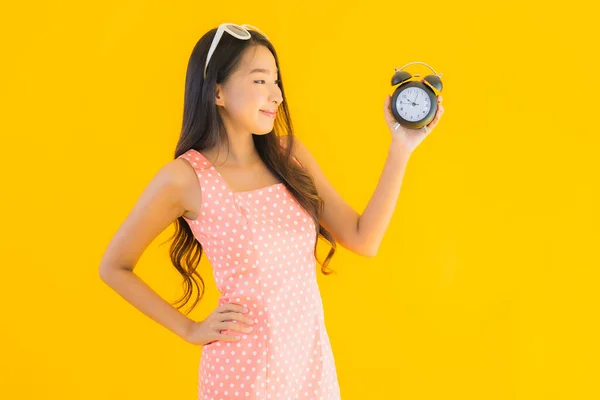 Güzel Genç Asyalı Kadın Sarı Izole Arkaplanda Alarm Saat Gösteriyor — Stok fotoğraf