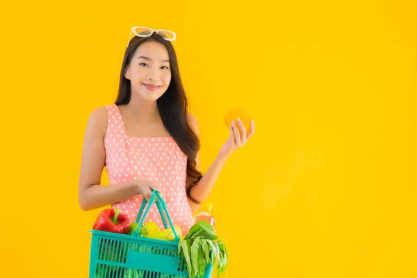 Ritratto Bella Giovane Donna Asiatica Con Spesa Cesto Shopping Supermercato — Foto Stock