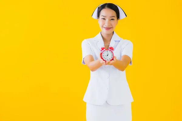 Πορτρέτο Όμορφη Νεαρή Ασιατική Γυναίκα Thai Νοσοκόμα Δείχνουν Ρολόι Συναγερμό — Φωτογραφία Αρχείου