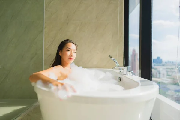 Retrato Hermosa Joven Mujer Asiática Relajarse Ocio Decoración Bañera Interior — Foto de Stock