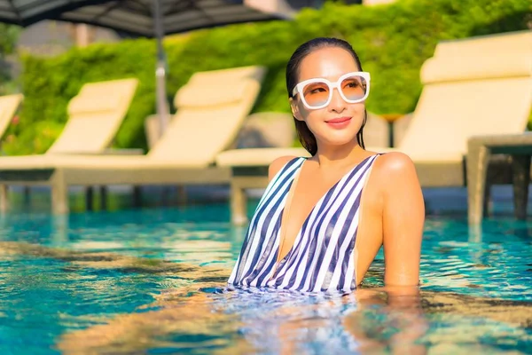 美しい若いアジアの女性がリゾートホテルのプール周辺の休暇で笑顔のレジャーをリラックス — ストック写真