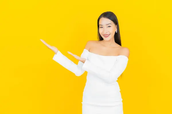 笑顔とアクションと美しい若いビジネスアジアの女性黄色の背景 — ストック写真