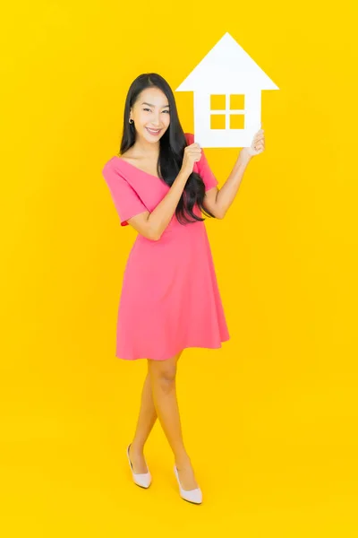 Retrato Hermosa Joven Asiática Mujer Sonrisa Con Home Sign Papel — Foto de Stock