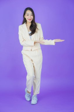 Portre güzel Asyalı kadın gülümsüyor. Renkli arka planda hareket var.