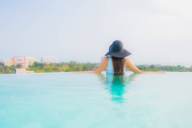 Güzel bir Asyalı kadın portresi. Mutlu bir gülümseme. Otelde yüzme havuzunda rahatla.