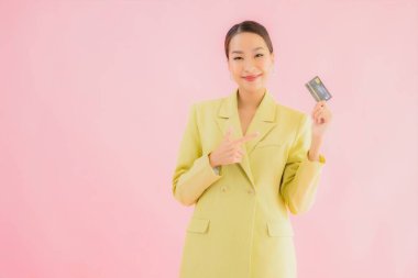 Renkli kredi kartıyla güzel Asyalı iş kadını portresi