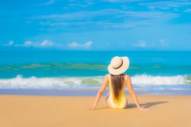 Güzel bir Asyalı kadın portresi. Rahatlayın. Gülümseyin.