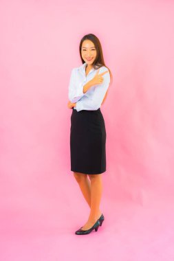 Portre güzel genç Asyalı kadın eylem pembe tecrit edilmiş arka plan